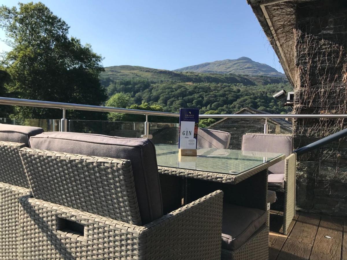 Grapes Hotel, Bar & Restaurant Snowdonia Nr Zip World Блайнай-Фестиньог Екстериор снимка