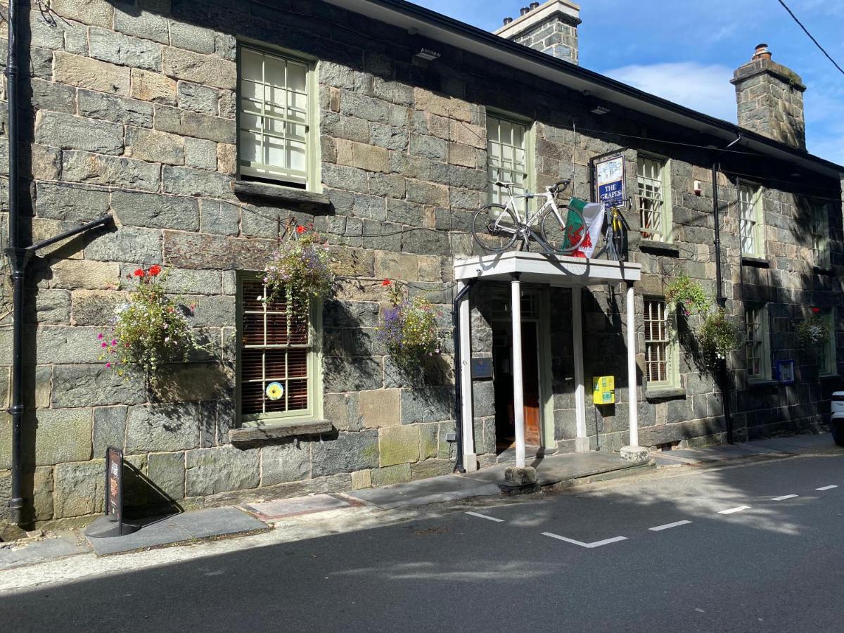 Grapes Hotel, Bar & Restaurant Snowdonia Nr Zip World Блайнай-Фестиньог Екстериор снимка